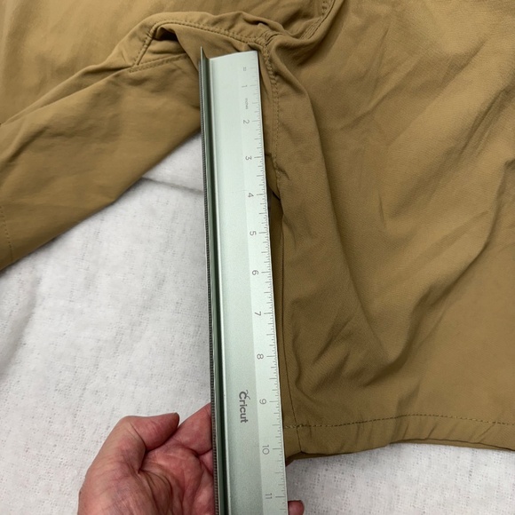 Wrangler mens tan shorts. Size 48 with elastic waist. Side pocket - Picture 5 of 5